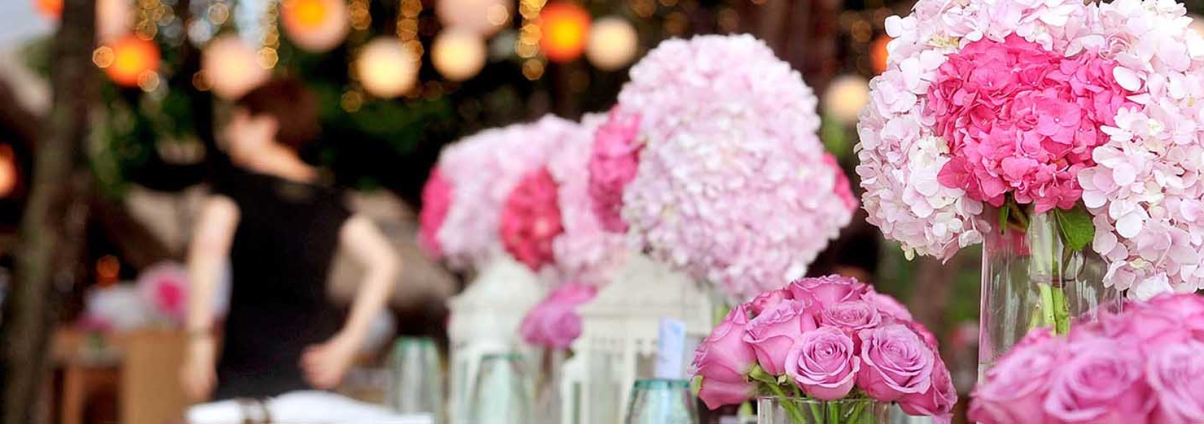 wedding-centerpiece-of-pink-roses-and-pink-hydrangeas